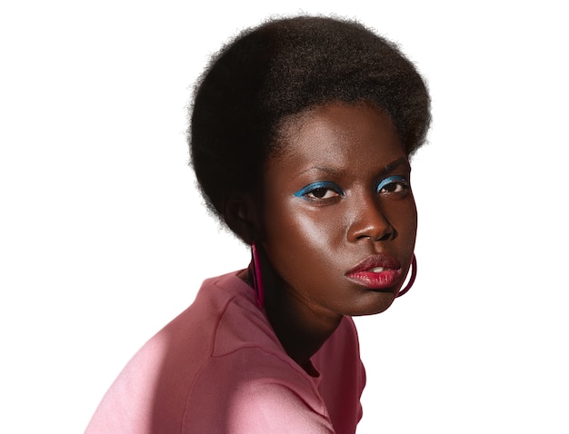Portrait en gros plan d'une femme noire isolée