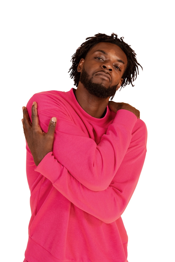 PSD gratuit portrait d'homme vêtu de rose