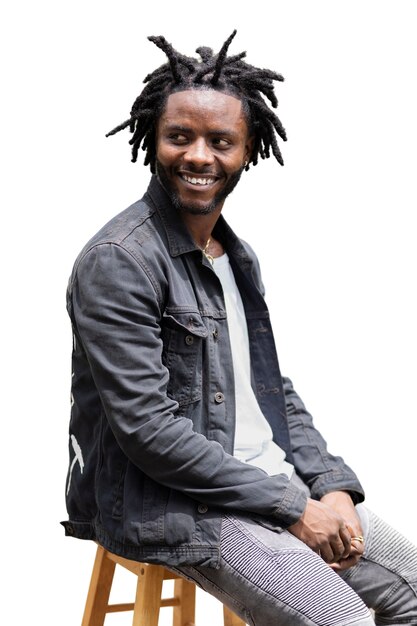 Portrait de jeune homme avec une coiffure afro dreadlocks