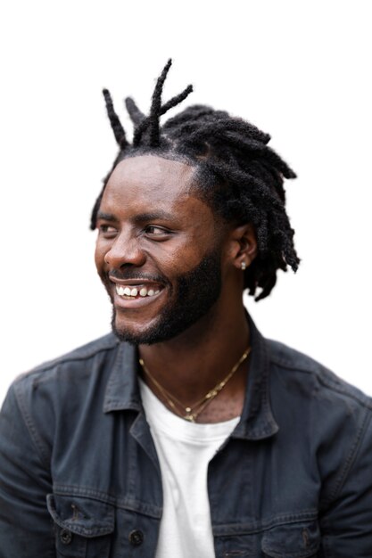 Portrait de jeune homme avec une coiffure afro dreadlocks