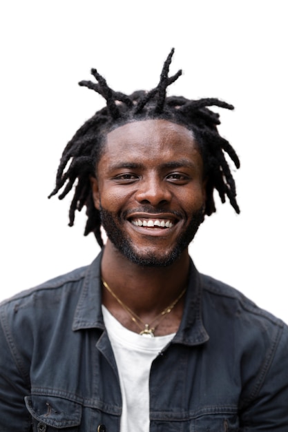 Portrait de jeune homme avec une coiffure afro dreadlocks