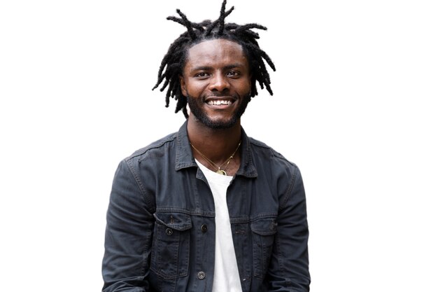 Portrait de jeune homme avec une coiffure afro dreadlocks