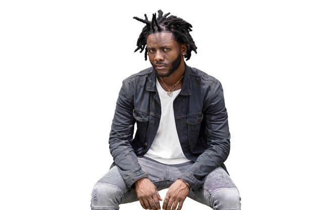 Portrait de jeune homme avec une coiffure afro dreadlocks