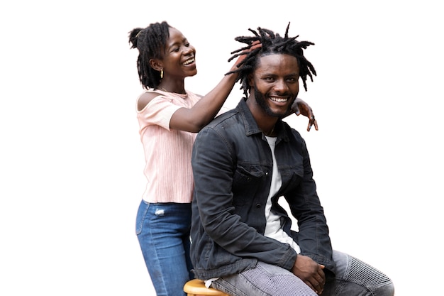 Portrait de jeune homme et femme avec une coiffure afro dreadlocks