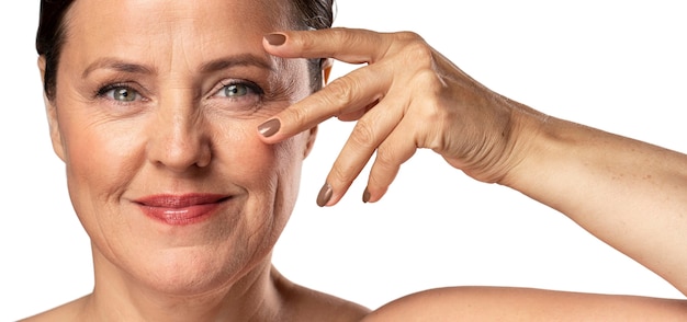 Portrait of senior woman avec maquillage naturel et peau claire