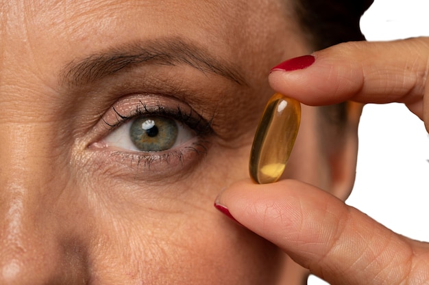 PSD gratuit portrait of senior woman with fish oil comp pour les soins de la peau