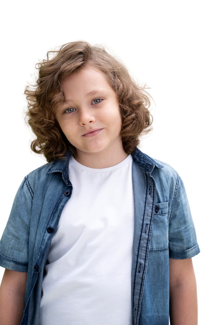PSD gratuit portrait en studio d'adorable jeune garçon