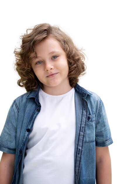 Portrait en studio d'adorable jeune garçon