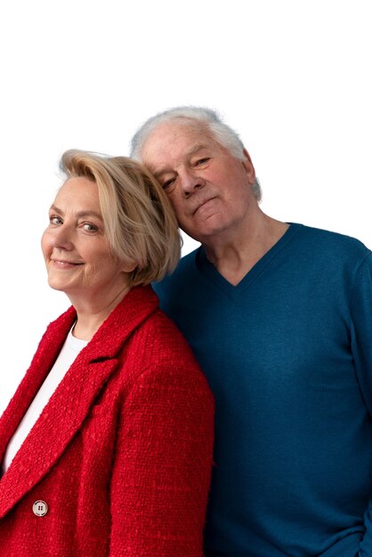 Portrait en studio d'un couple de personnes âgées qui s'aiment