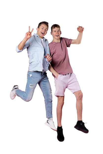 PSD gratuit portrait en studio de deux amis adolescents sautant