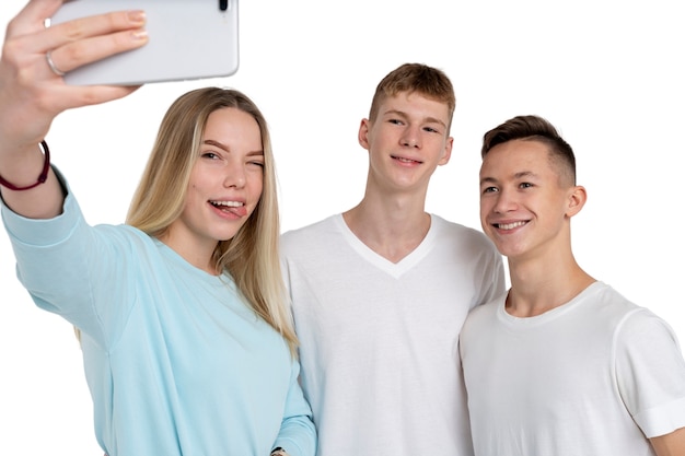 PSD gratuit portrait en studio d'un groupe de jeunes adolescents prenant un selfie