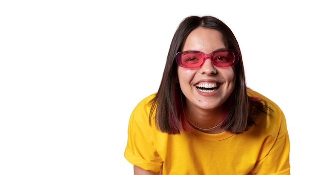 Portrait en studio de jeune adolescente avec des lunettes de soleil