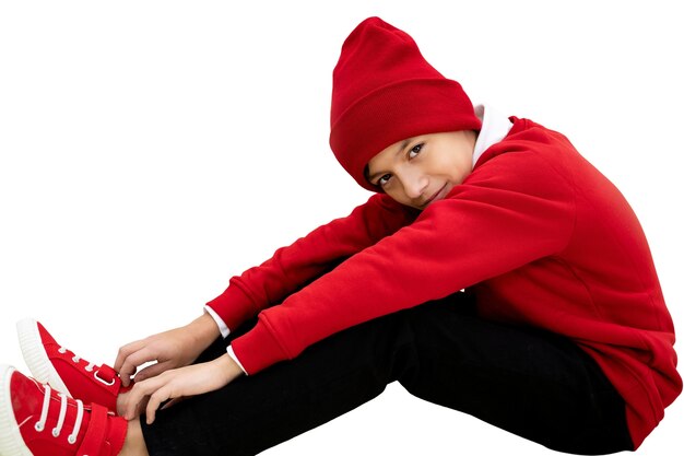 Portrait en studio de jeune fille avec bonnet rouge