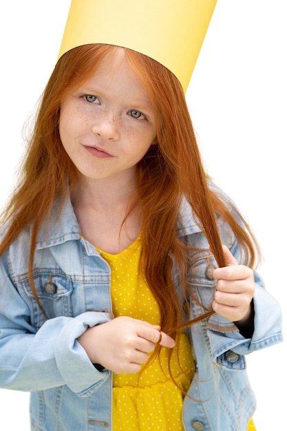 Portrait en studio de jeune fille avec une couronne en papier
