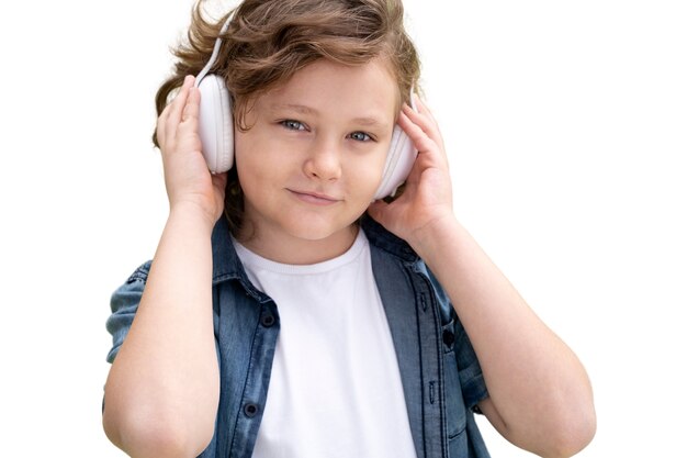 Portrait en studio de jeune garçon avec un casque