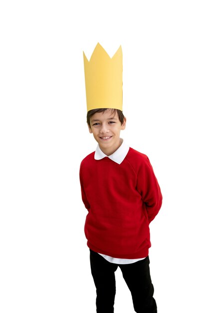 Portrait en studio de jeune garçon avec une couronne en papier