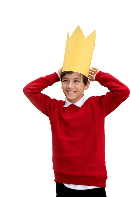 Portrait en studio de jeune garçon avec une couronne en papier