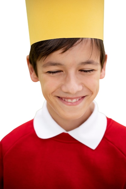 PSD gratuit portrait en studio de jeune garçon avec une couronne en papier
