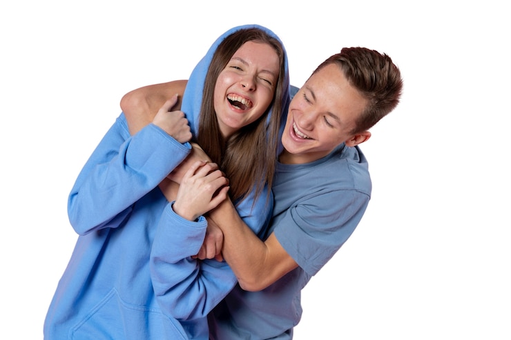 PSD gratuit portrait en studio de jeunes amis adolescents