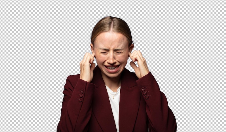 PSD gratuit regardant en colère stressé et agacé couvrant les deux oreilles à un bruit assourdissant ou à de la musique forte