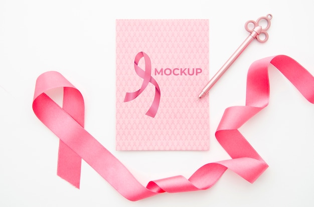 Ruban rose et maquette de sensibilisation au cancer