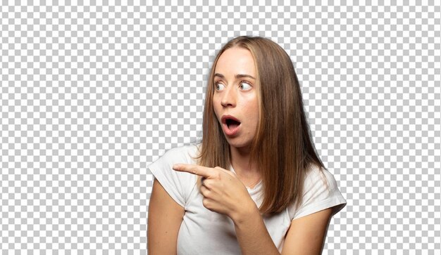 se sentant choqué et surpris pointant et regardant vers le haut dans la crainte avec un regard étonné bouche ouverte