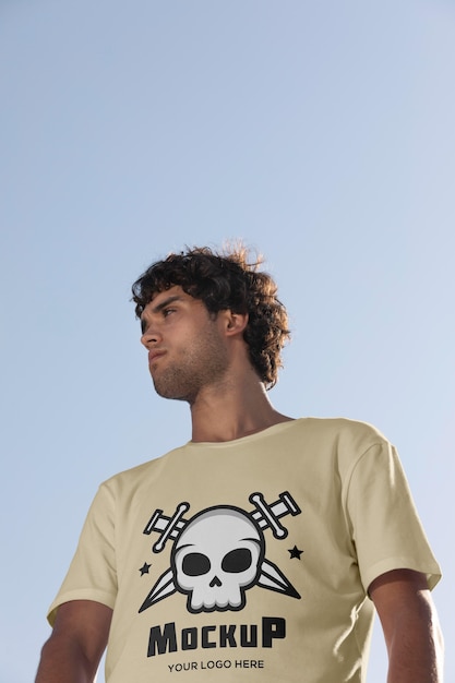 Skateur Masculin Avec T-shirt Maquette PSD Premium