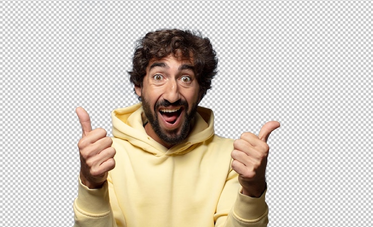 PSD gratuit souriant joyeusement et ayant l'air heureux se sentant insouciant et positif avec les deux pouces en l'air