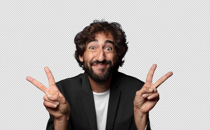 PSD gratuit souriant et regardant heureux amical et satisfait faisant des gestes de victoire ou de paix avec les deux mains