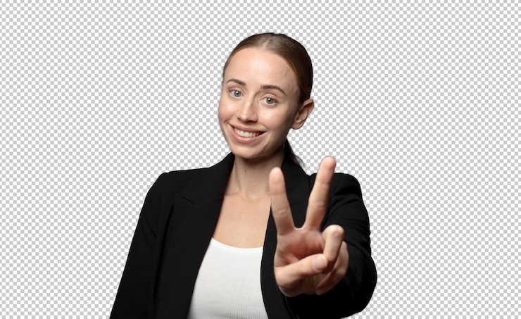PSD gratuit souriant et regardant heureux insouciant et positif faisant des gestes de victoire ou de paix avec une main