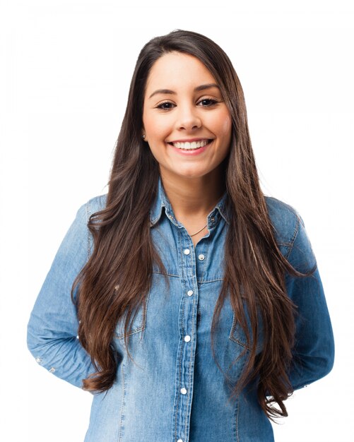 Sourire jeune femme avec les mains sur son dos