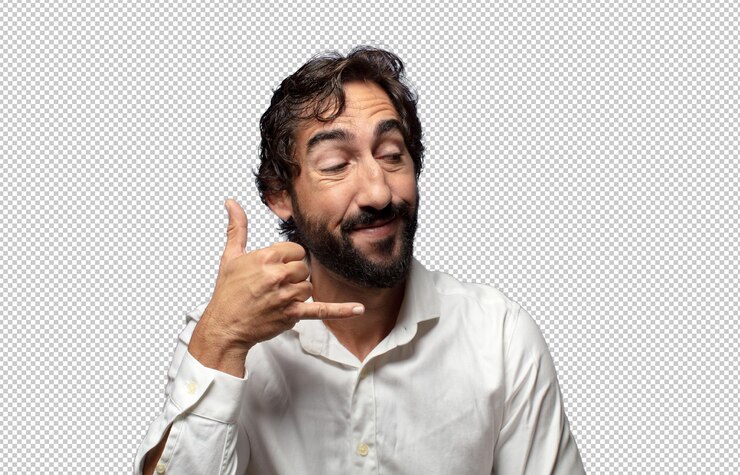 PSD gratuit sourire joyeusement et pointer vers la caméra tout en faisant un appel vous plus tard geste en parlant au téléphone