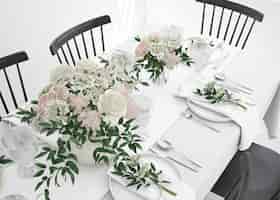 PSD gratuit table préparée pour manger avec des couverts et des fleurs décoratives