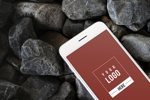 PSD gratuit téléphone portable sur une surface rocheuse