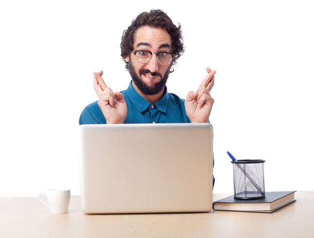 travailleur concentré avec les doigts croisés