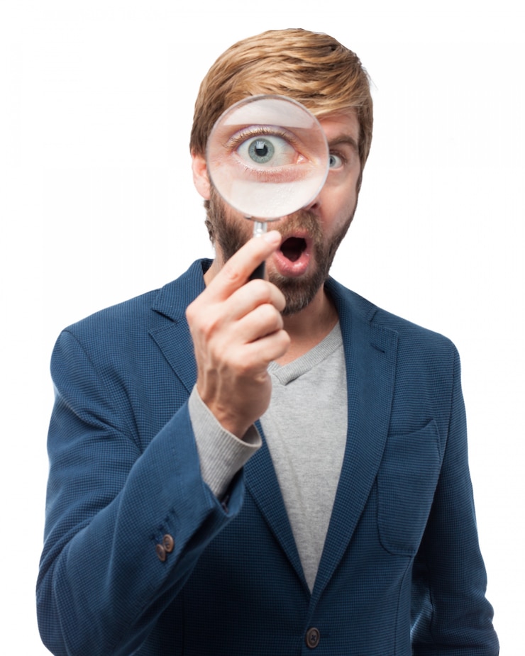 PSD gratuit travailleur jouant avec une loupe
