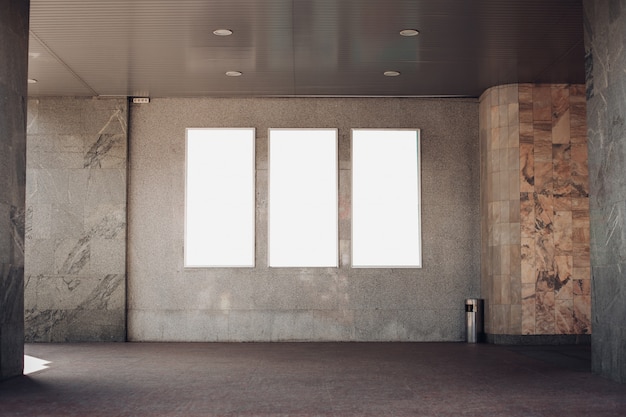 PSD gratuit trois panneaux lumineux, des panneaux d'affichage sont sur le mur du bâtiment à l'extérieur