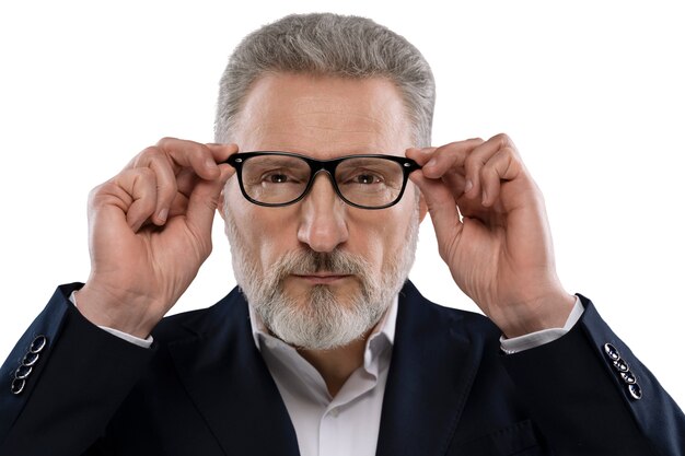 Vieil homme portant un costume d'affaires