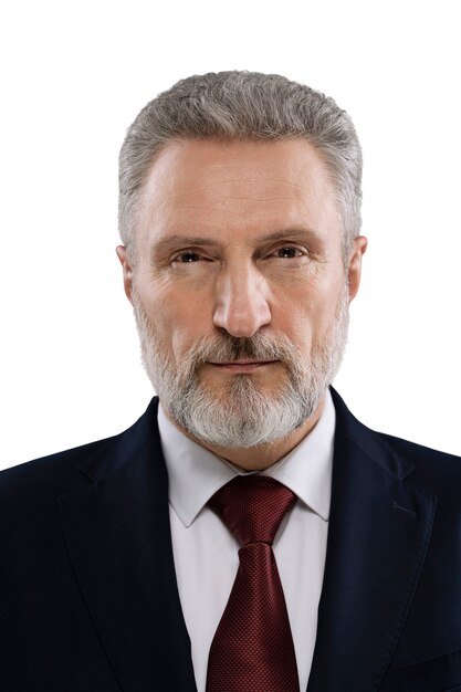 Vieil homme portant un costume d'affaires