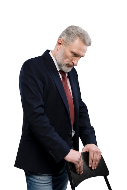Vieil homme portant un costume d'affaires