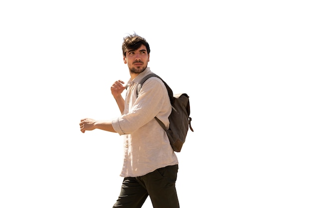Voyageur dans le désert sous le soleil brûlant