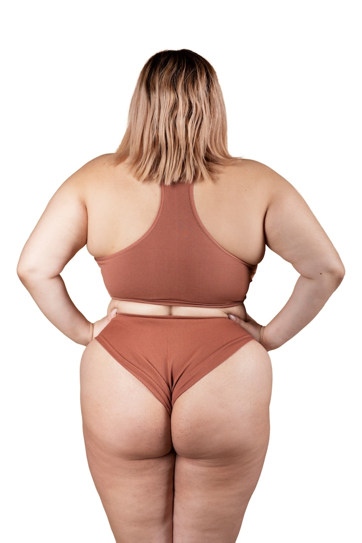 PSD gratuit vue arrière femme posant dans le studio