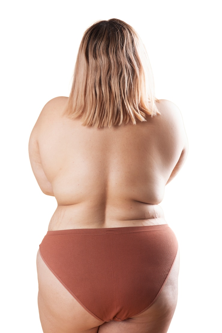 PSD gratuit vue arrière femme posant dans le studio