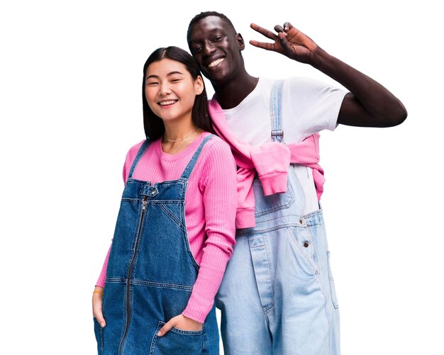 Vue de devant de jeunes amis posant dans le studio