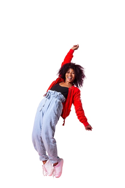 Vue d'une femme heureuse sautant en l'air
