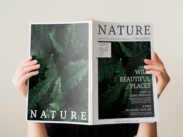 Womans Main Tenant Un Magazine De La Nature Maquette