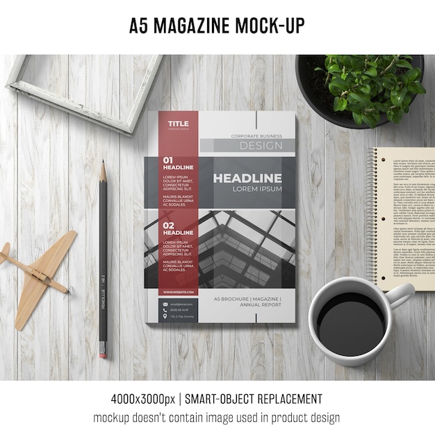 PSD grátis a5 revista mockup com xícara de café e planta