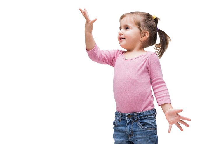 PSD grátis adorável menina isolada em fundo branco