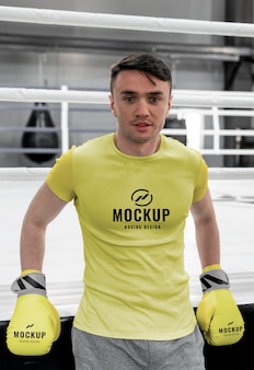Atleta de boxe vestindo uma camiseta simulada