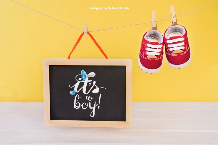 PSD grátis baby maquete com sapatos na roupa